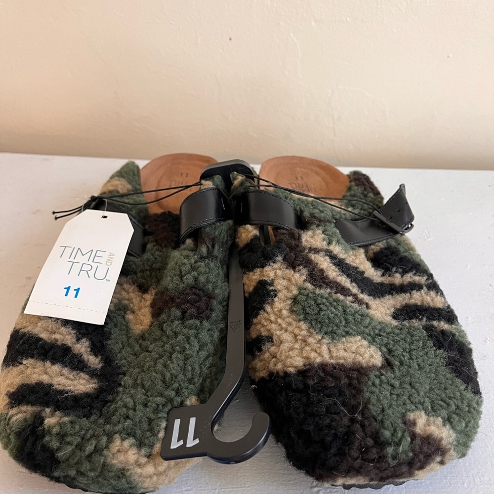Time and Tru Camouflage Fuzzy Slippers